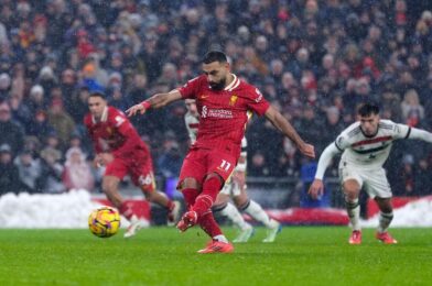 محمد صلاح ينشر تغريدة غامضة مع استمرار مأزق العقد