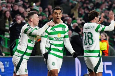 شاهد كيف يغني مشجع سيلتيك الشاب لجماهير يونج بويز بعد مباراة دوري أبطال أوروبا