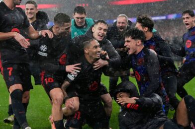 دوري أبطال أوروبا: برشلونة يفوز بمباراة مثيرة من تسعة أهداف بينما يضاعف ألفاريز ليضمن عودة الأتليتي