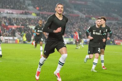 نونيز البطل بثنائية في الوقت المحتسب بدل الضائع ليحافظ الريدز بشكل كبير على المنافسة على اللقب