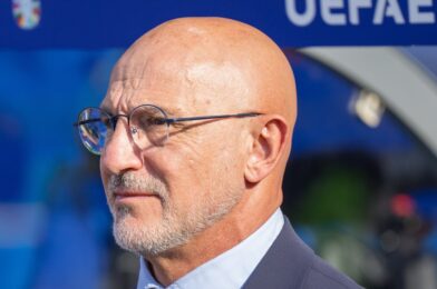 يوقع De La Fuente تمديد العقد وسيظل فنيًا في إسبانيا حتى عام 2028