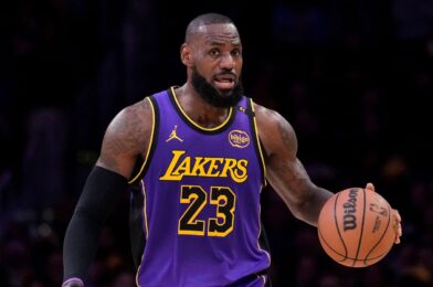 ليبرون جيمس يتفوق على الرقم القياسي المسجل باسم مايكل جوردان في الدوري الأمريكي لكرة السلة للمحترفين برصيد 30 نقطة، ليصل إلى 563 | أخبار الدوري الاميركي للمحترفين