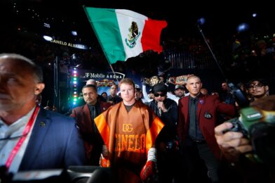 يشارك Canelo vs Paul المشجعين