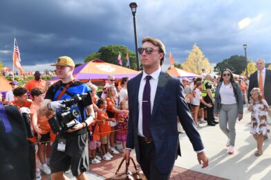 Clemson QB Cade Klubnik يلقي الضوء على قرار البقاء مع النمور