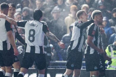 Newcastle Trophy Parade معلقة مع اللاعبين للتدريب في المملكة العربية السعودية