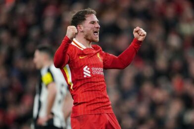 يمتد Reds الصدارة في الأعلى ، بينما تقاتل المقابض بدون Isak