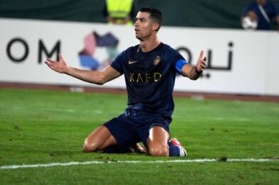يهاجم كريستيانو رونالدو بعد إرسال جون دوران في هزيمة الناصر إلى إيتيفاك