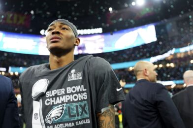 تنضم Devonta Smith إلى شركة نخبة لديها 3 مجاملات رائعة بينما يمنع النسور الرؤساء في وقت واحد