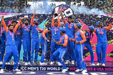 قدم أعضاء فريق الهند حلقات الماس للاحتفال 2024 T20 فوز كأس العالم