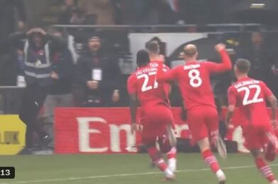 فيديو: المشاهد المطلقة في ليتون أورينت ، حيث تمثل جيمي دونلي لوب الطويل المترجمة لصالح مان سيتي