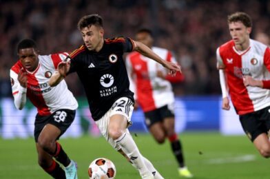 إيماءات اجتماع Slot Arne إلى الظهير الأيمن المشرق الذي رفض تقدم Man United