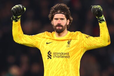 يتفاعل Alisson لتسجيل الأداء في النصر على PSG