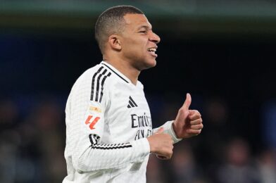 يسأل Kylian Mbappe بالون Golden Victory Balloon’s Rodrigues