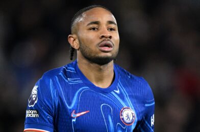 Enzo Maresca يسلم الحكم أدناه بواسطة Christopher Nkunku