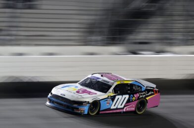 اختار NASCAR Insider فورد سائق كمفضل للفوز بسباق 2025 XINITY في روكينجهام