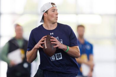 NFL Riley Leonard الحفريات المحتملة في طاقم الكاميرا بينما تذكرنا برحلة نوتردام