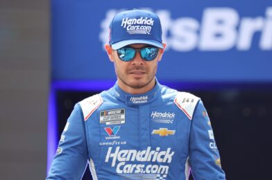 Kyle Larson يقوم بحفر ماكر في أوستن ديلون كرئيس لكليف كليف دانيلز ، وهو نجم HMS مع الثناء
