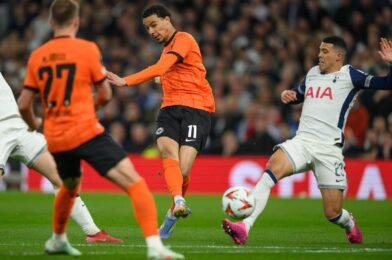 تحديث Tottenham v Eintracht Frankfurt: Ekitike يصل مبكرًا لوضع Poscoglou على القدم الخلفية