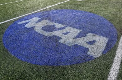 يطلق رئيس NCAA Charlie Baker البيان بعد موافقة تسوية 2.8 مليار دولار مقابل قضية NCAA