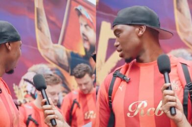 Lungi Ngidi يركل Phil Salt أمام الكاميرات