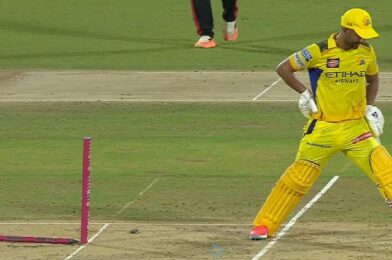 سونيل نارين من الخيزران راهول تريباثي مع خوخ خلال صدام CSK و KKR